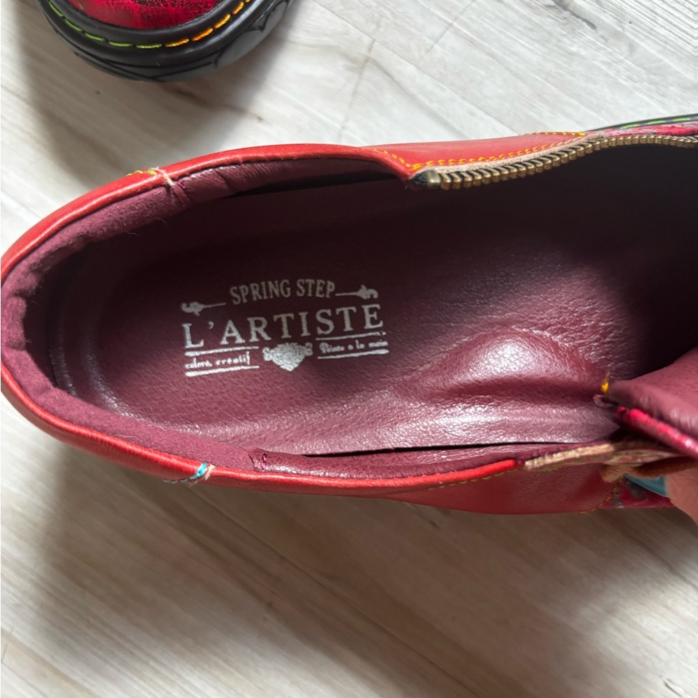 Stylish Red and Black Women's Sneakers - Picture 4 of 4